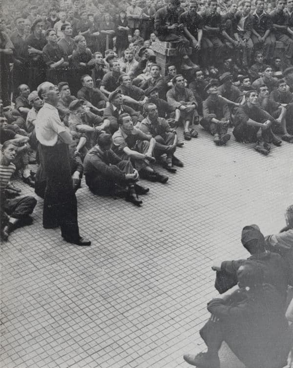 Marzo 1944: gli operai della Breda in sciopero ascoltano il generale tedesco Funck che intima loro di riprendere il lavoro. (da https://it.wikipedia.org/wiki/Storia_di_Sesto_San_Giovanni#/media/File:Sesto_San_Giovanni_-_Scioperi_del_1944.jpg)