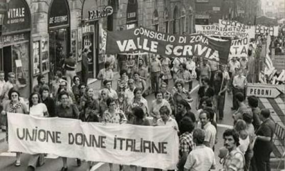 Lo striscione dell’UDI in una manifestazione degli anni Settanta (da http://www.repstatic.it/content/localirep/img/rep-genova/2015/03/08/094224004-91cb62da-b65a-4e98-9261-fff183f38694.jpg)