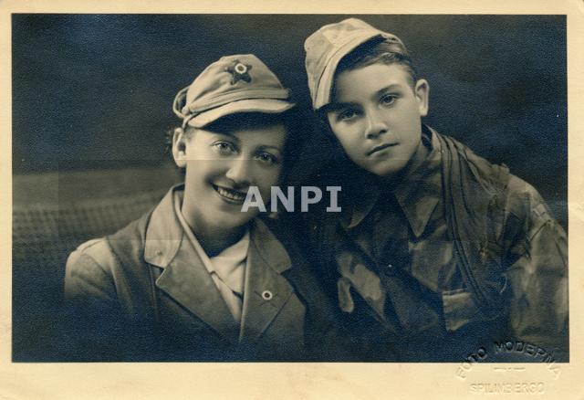 Una coppia di giovani partigiani garibaldini a Spilimbergo nel luglio 1945 (da http://slvs.infoteca.it/easyne2/ANPI/archivio-fotografico/coppia-di-giovani-partigiani-garibaldini.aspx)