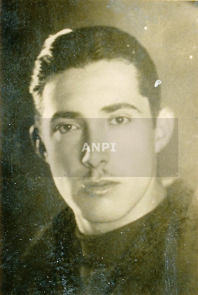 Il ritratto di Mario Modotti (nome di battaglia Tribuno), comandante della Brigata Ippolito Nievo del comando unificato Garibaldi-Osoppo. Fucilato dai nazisti nel carcere di Udine il 9 aprile 1945 (da http://slvs.infoteca.it/easyne2/ANPI/archivio-fotografico/ritratto-di-mario-modotti-nome-di-battaglia-tribuno.aspx)