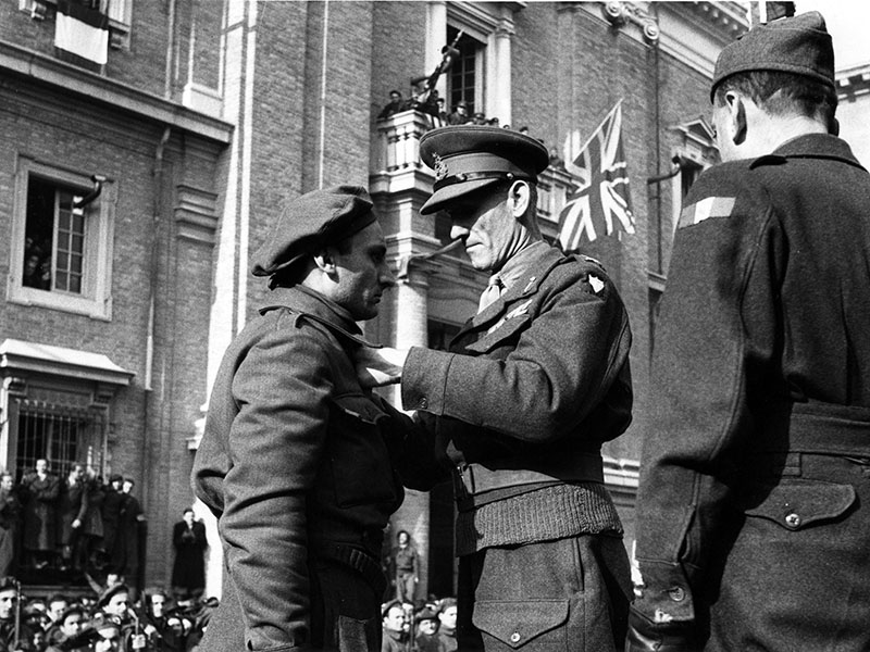 Il comandante partigiano Arrigo Boldrini (Bulow), che ebbe un ruolo fondamentale nella liberazione dell’Emilia Romagna, decorato con la Medaglia d’Oro al Valor Militare il 20 febbraio del 1945, in piazza Garibaldi a Ravenna, dal generale Richard McCreery, comandante dell'8ª Armata britannica