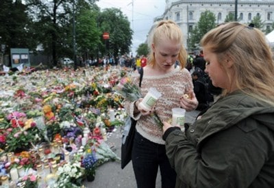 Una commemorazione della strage sull’isola di Utoya, dove il nazista sterminò 69 ragazzi che partecipavano a un campus organizzato dalla sezione giovanile del Partito Laburista Norvegese (da http://www.ilsussidiario.net/img/_THUMBWEB/breivik-utoya-norvegia-oslo_thumb400x275.jpg)