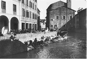 Pietro Poppi, lavandaie lungo il canale Reno a Bologna, ca 1900, © Collezioni d’Arte e di Storia della Fondazione Cassa di Risparmio di Bologna