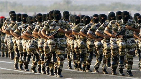Militari sauditi durante le esercitazioni al confine iracheno (http://cden.eldorar.org/sites/default/files/styles/970x576/public/field/image/48_0.jpg?itok=x00leWPL)