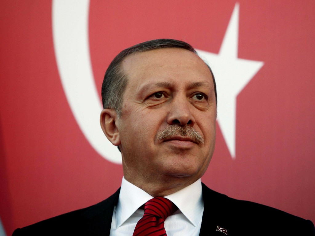 Il presidente della Turchia Recep Tayyip Erdoğan (da http://www.2duerighe.com/wp-content/uploads/2015/11/turkeys-president-erdogan-on-top.jpg)