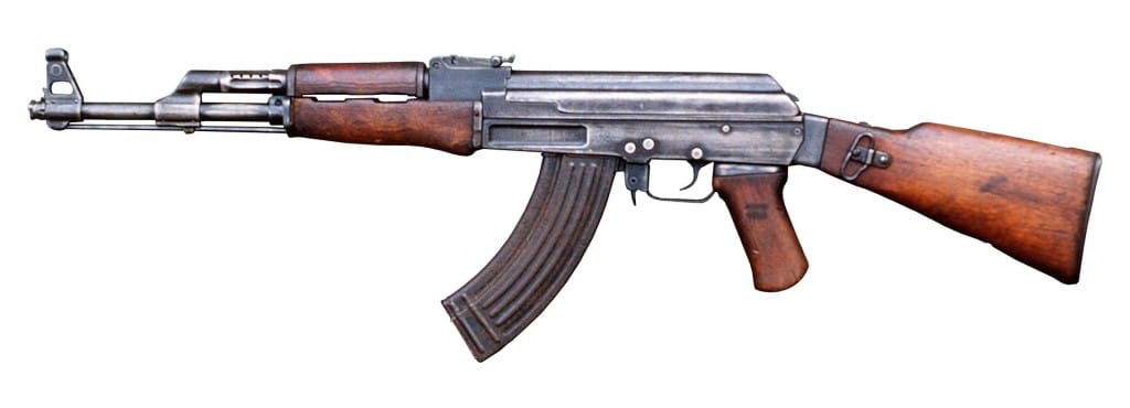 Una delle prime versioni del fucile d’assalto AK47 Kalashnikov (da https://it.wikipedia.org/wiki/AK-47#/media/File:AK-47_type_II_Part_DM-ST-89-01131.jpg)
