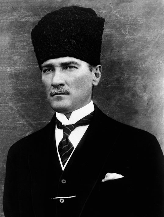 Mustafa Kemal Atatürk (da https://upload.wikimedia.org/wikipedia/commons/a/a1/Atat%C3%BCrk.jpg)