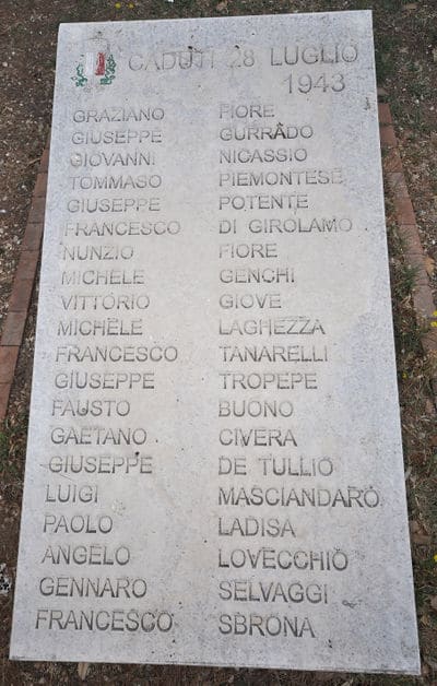 Bari, la lapide ai Caduti sotto il piombo dell’esercito il 28 luglio 1943. Era in corso una manifestazione antifascista per la liberazione dei detenuti politici