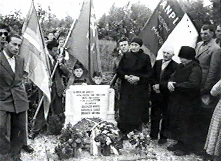 Il 25 aprile del 1945 furono trucidati dalle brigate nere a Cannizzaro presso la casa colonica delle Malevolte 5 partigiani tra i quali Dolfino Ortolan, grande amico e compagno di lotta di Primo De Lazzari. Nella foto: l'omaggio alla tomba di Dolfino. Primo De Lazzari è il secondo da sinistra