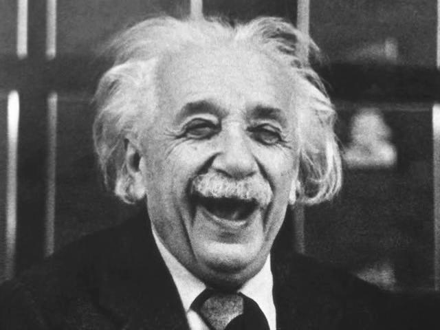Albert Einstein (da http://www.media.inaf.it/wp-content/uploads/2014/02/Einstein_laughing.jpeg)