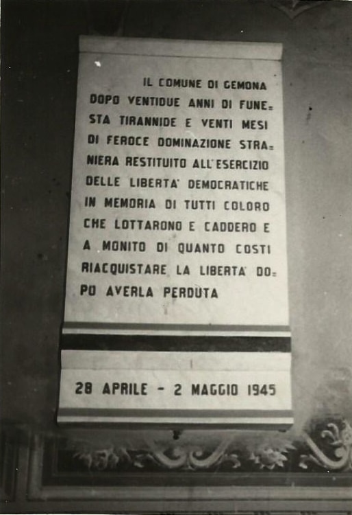 Loggia del Municipio di Gemona del Friuli, lapide ai Caduti della libertà (Archivio ANPI Udine)