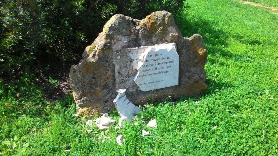 La stele distrutta (da http://www.repstatic.it/content/localirep/img/rep-roma/2016/03/31/194108077-6f82e503-f43b-4642-87fb-af972ccfb0ae.jpg)