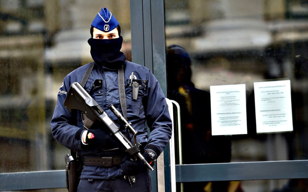 Polizia belga (http://radionbc.it/wp-content/uploads/2015/11/Polizia-Belga.jpg)