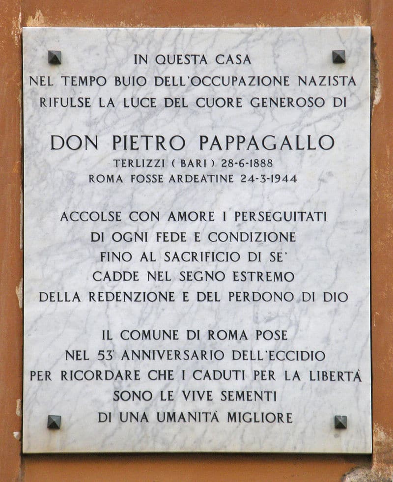Da https://it.wikipedia.org/wiki/Pietro_Pappagallo#/media/File:Rome-Italy,_Via_Urbana_-_Targa_Don_Pietro_Pappagallo.jpg