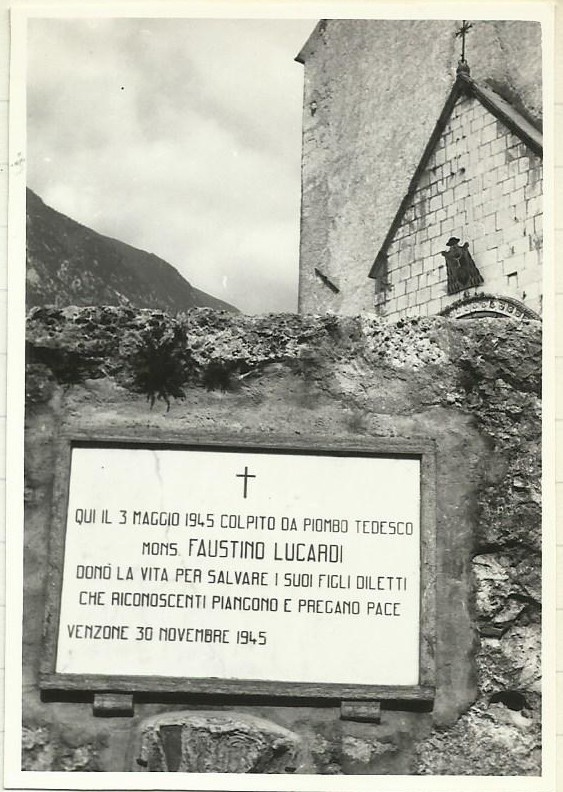 Venzone, lapide mons. Lucardi (archivio Anpi Udine)