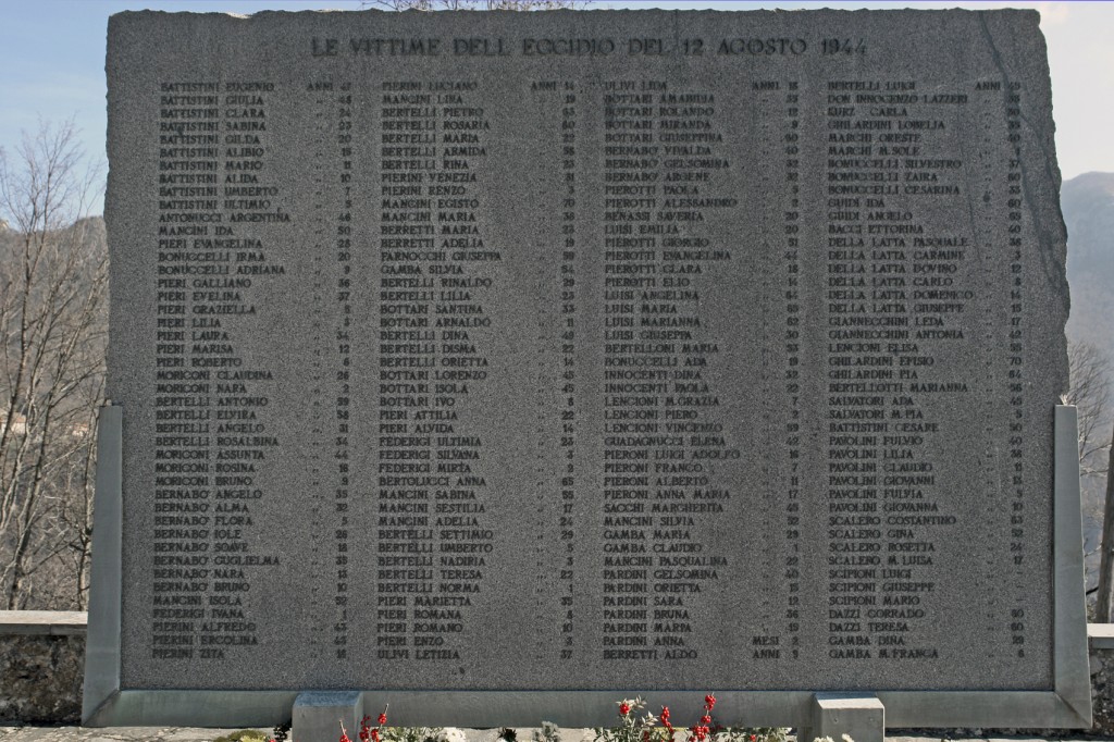 La lapide che ricorda tutte le vittime del massacro del 12 agosto 1944 a Sant'Anna di Stazzema