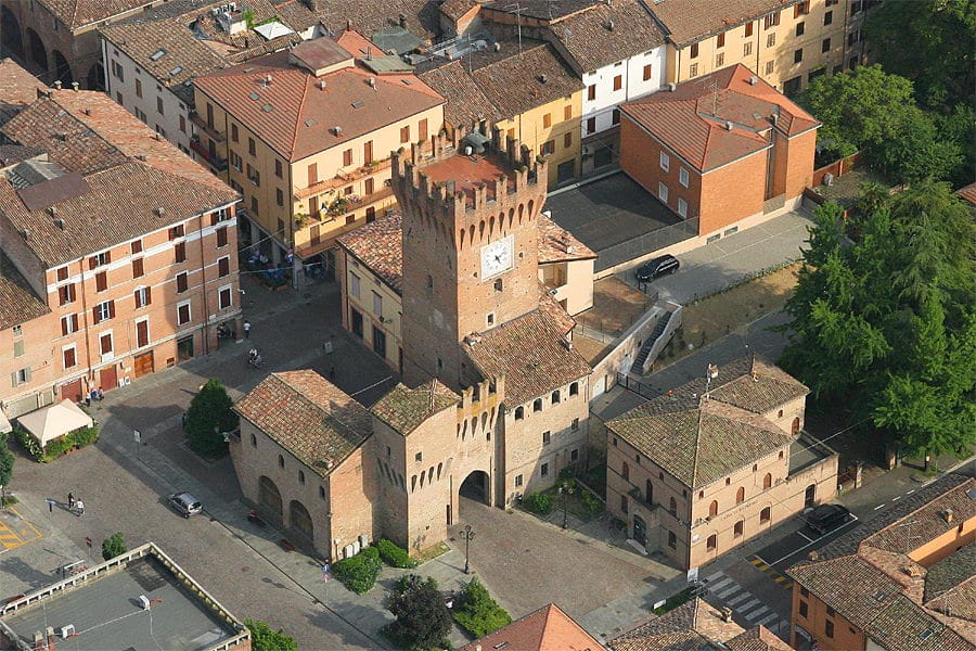 Una suggestiva immagine di Spilamberto (Modena) oggi (da http://www.minniti.info/main/immagini/0655.jpg)