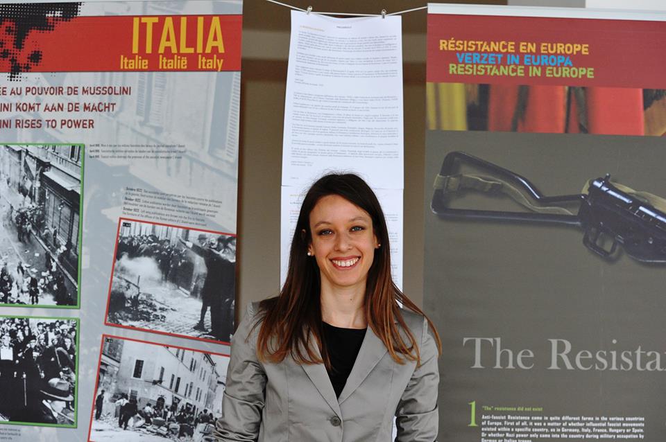 Elena De Rosa, delegata dell'ANPI di Viterbo, davanti ai pannelli della Mostra sulla Resistenza Europea esposta durante il Congresso