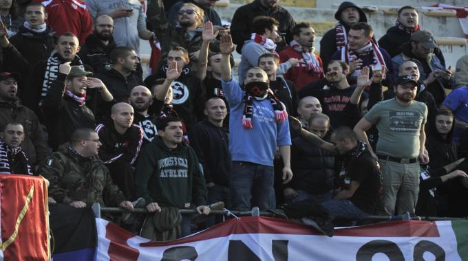 Nella foto un gruppo di ultras di Varese a Livorno durante una partita (da http://www.lanazione.it/toscana/cronaca/2012/11/19/804421/images/1608717-varese.JPG)