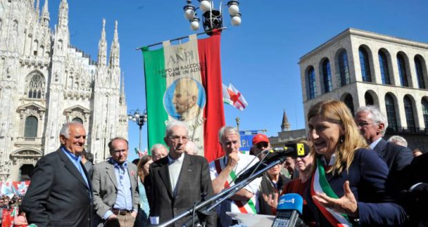 Un’immagine del 25 aprile a Milano. Al microfono il sindaco di Lampedusa Giusi Nicolini. Al centro Carlo Smuraglia e Giuliano Pisapia (da http://www.pensalibero.it/wp-content/uploads/2016/04/25-aprile-Milano-620x330.jpg)