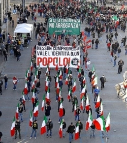 Una recente manifestazione di CasaPound a Bolzano (da http://trentinocorrierealpi.gelocal.it/polopoly_fs/1.3920868.1405462073!/httpImage/image.jpg_gen/derivatives/landscape_250/image.jpg)