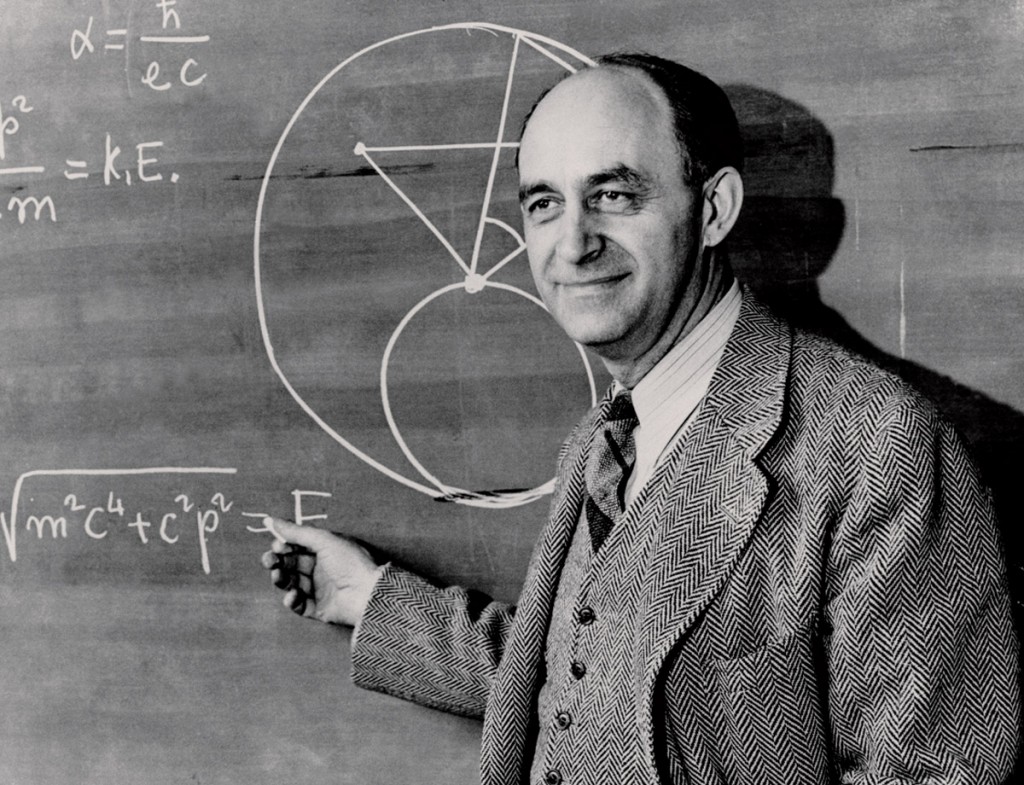 Enrico Fermi (da http://www.atomicheritage.org/sites/default/files/Enrico%20Fermi%20chalkboard_0.jpg)
