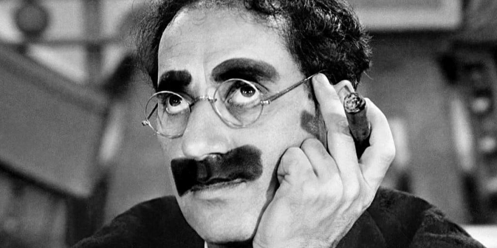 Groucho Marx (da http://screenrant.com/wp-content/uploads/Groucho-Marx-Duck-Soup-e1434598275998.jpg)