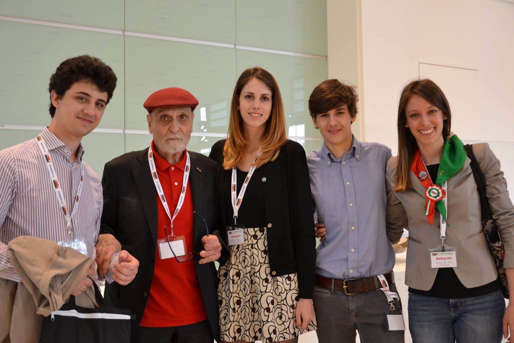 Tancredi Marini, con altri giovani congressisti vicino al partigiano "Eros" Umberto Lorenzoni