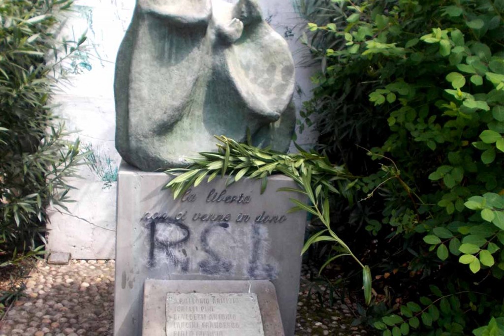Da http://www.gardapost.it/2016/04/25/imbrattato-il-monumento-ai-resistenti/