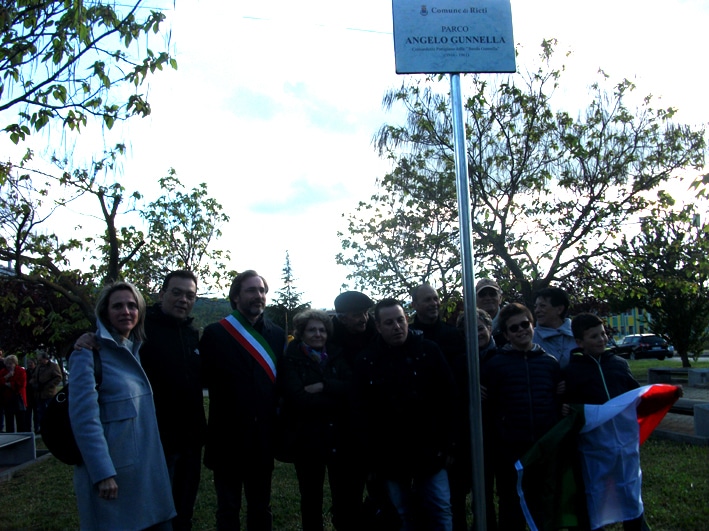 Parenti di Angelo Gunnella con il Sindaco Petrangeli subito dopo la scoperta della targa del parco dedicato al Capo Partigiano