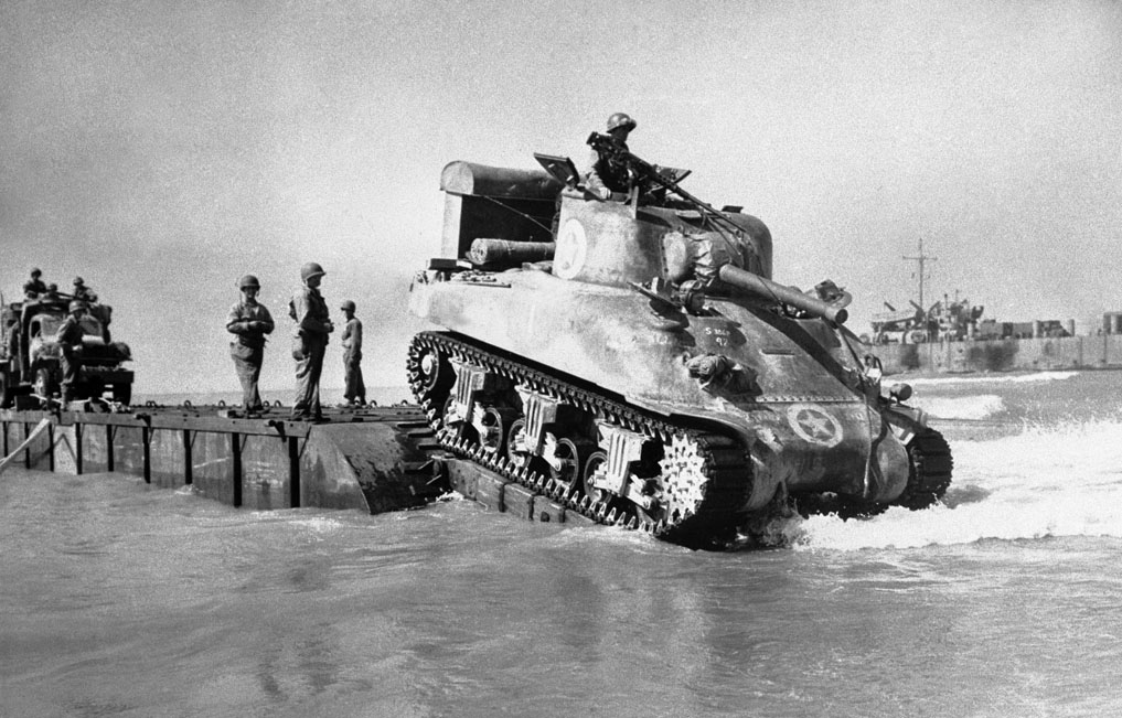 Un carro armato Sherman americano sbarca su una spiaggia in Sicilia, luglio 1943. (da http://www.ilpost.it/2013/07/10/sbarco-sicilia/wwii-italy-allied-invasion/)