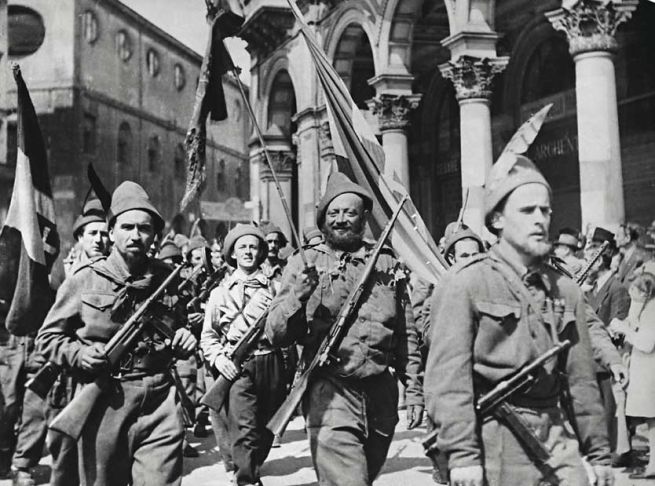 L’arrivo di una brigata partigiana in piazza del Duomo a Milano nell’aprile 1945 (da http://www.sapere.it/mediaObject/photogallery/Storia-e-societa/aprile-1945/10317234/resolutions/res-l655x10000/10317234.jpg)