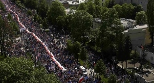 Un’immagine della recente manifestazione dei 240.000 a Varsavia contro la svolta autoritaria e antieuropea del governo polacco (da http://www.rainews.it/dl/img/2016/05/315x169_1462657651956.medium_160507_152009_to070516reu_0328.JPG)
