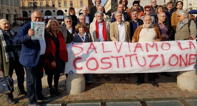 Una manifestazione in piazza San Carlo a Torino dopo l’approvazione della riforma costituzionale da parte della Camera (da http://www.nuovasocieta.it/wp-content/uploads/2016/04/presidio-680x365_c.jpg)