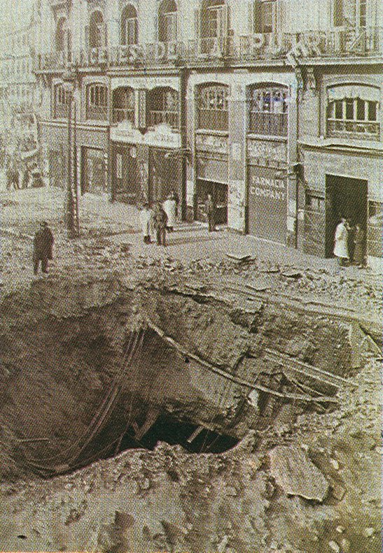 La spaventosa voragine che scoprì il tunnel della metropolitana alla Puerta del Sol (http://www.madrid1936.es/madrid/images/sol.jpg)