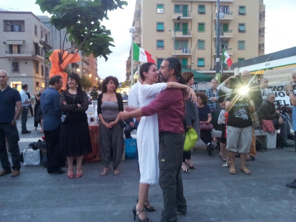 Roma, Piazza dei Mirti: i ballerini Giulia e Antonello durante una performance di tango