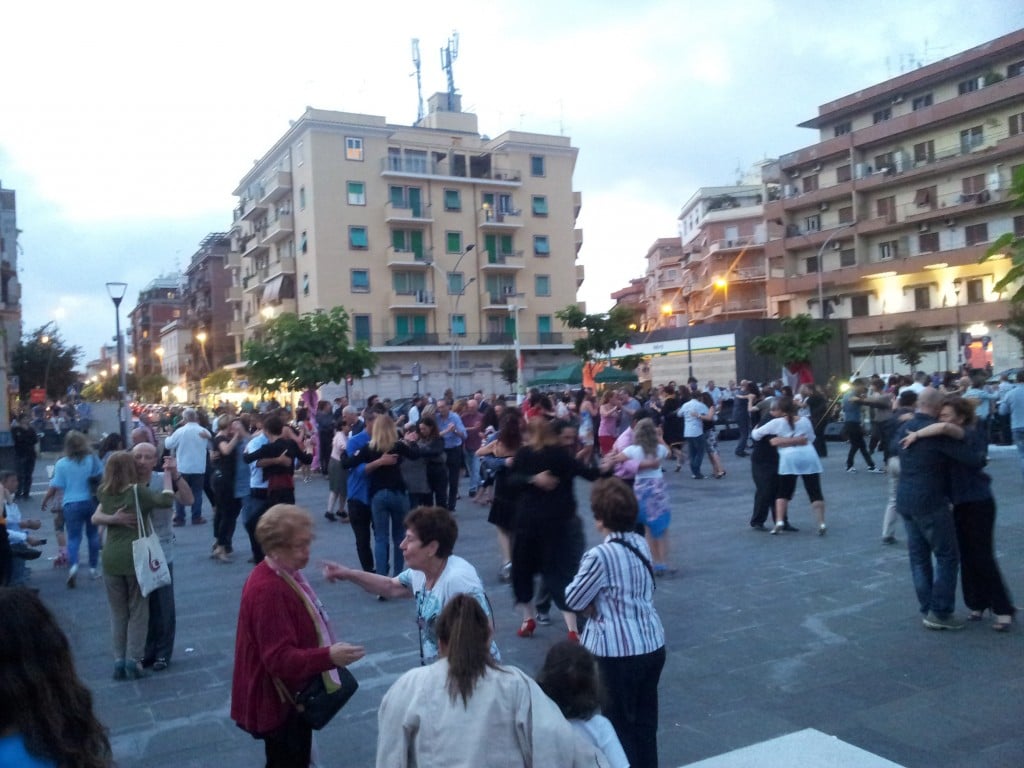 Roma, Piazza dei Mirti. Un momento della "firmilonga"