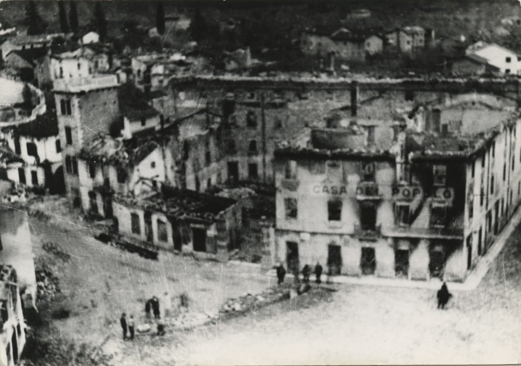 Faedis dopo l'incendio nazifascista - settembre 1944 (Archivio Ifsml)