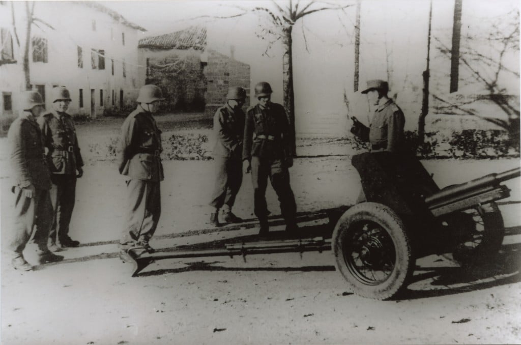 La 162ª divisione turkestana mentre si esercita in piazza a Faedis, primavera 1944 (Archivio Ifsml)