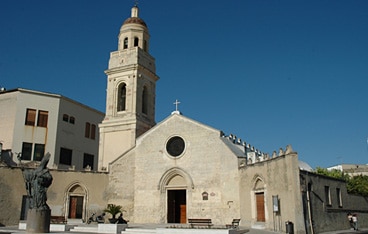 La piazza della chiesa di Sant’Ambrogio, a Monserrato