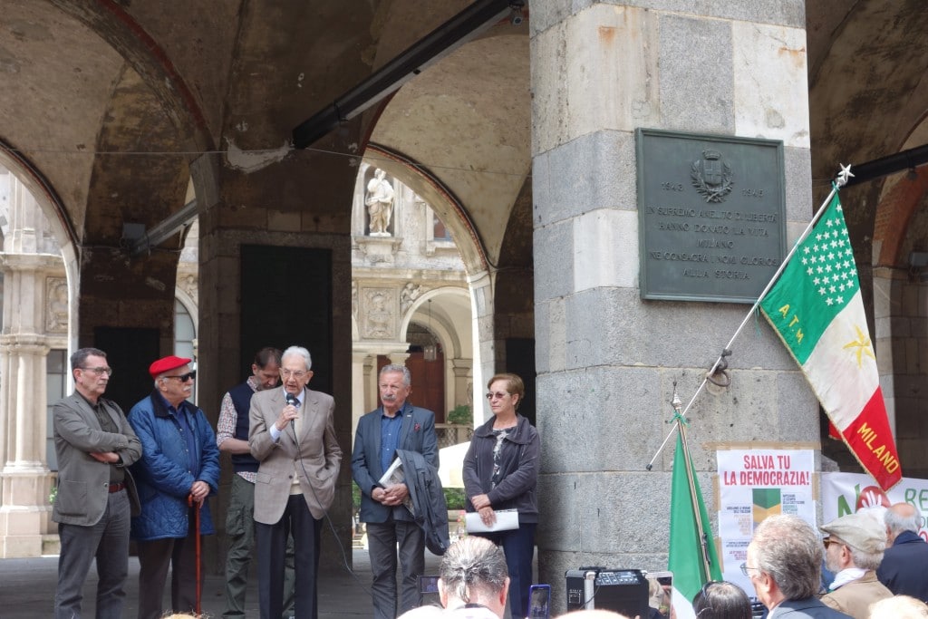 Milano, Loggia dei Mercanti - Il Presidente Smuraglia interviene durante la raccolta delle firme