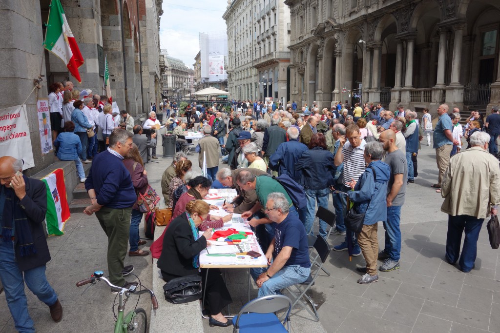 Milano, Loggia dei Mercanti - Si raccolgono le firme