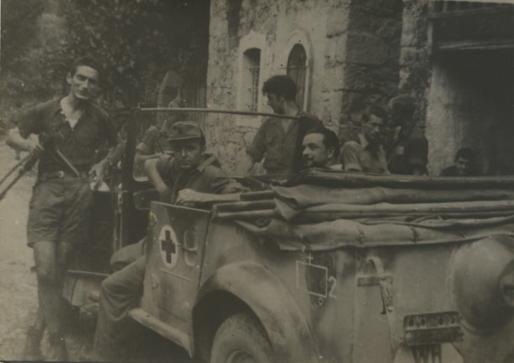 Partigiani su un'auto tedesca, preda di guerra, a Canal di Grivò¦ (Archivio Ifsml)