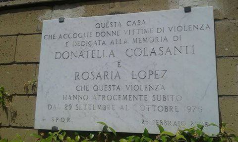 La lapide all’ingresso del Centro antiviolenza “Donatella Colasanti e Rosaria Lopez” (da https://frammentivocalimo.blogspot.it/2016/06/roma-no-alla-chiusura-del-centro.html)