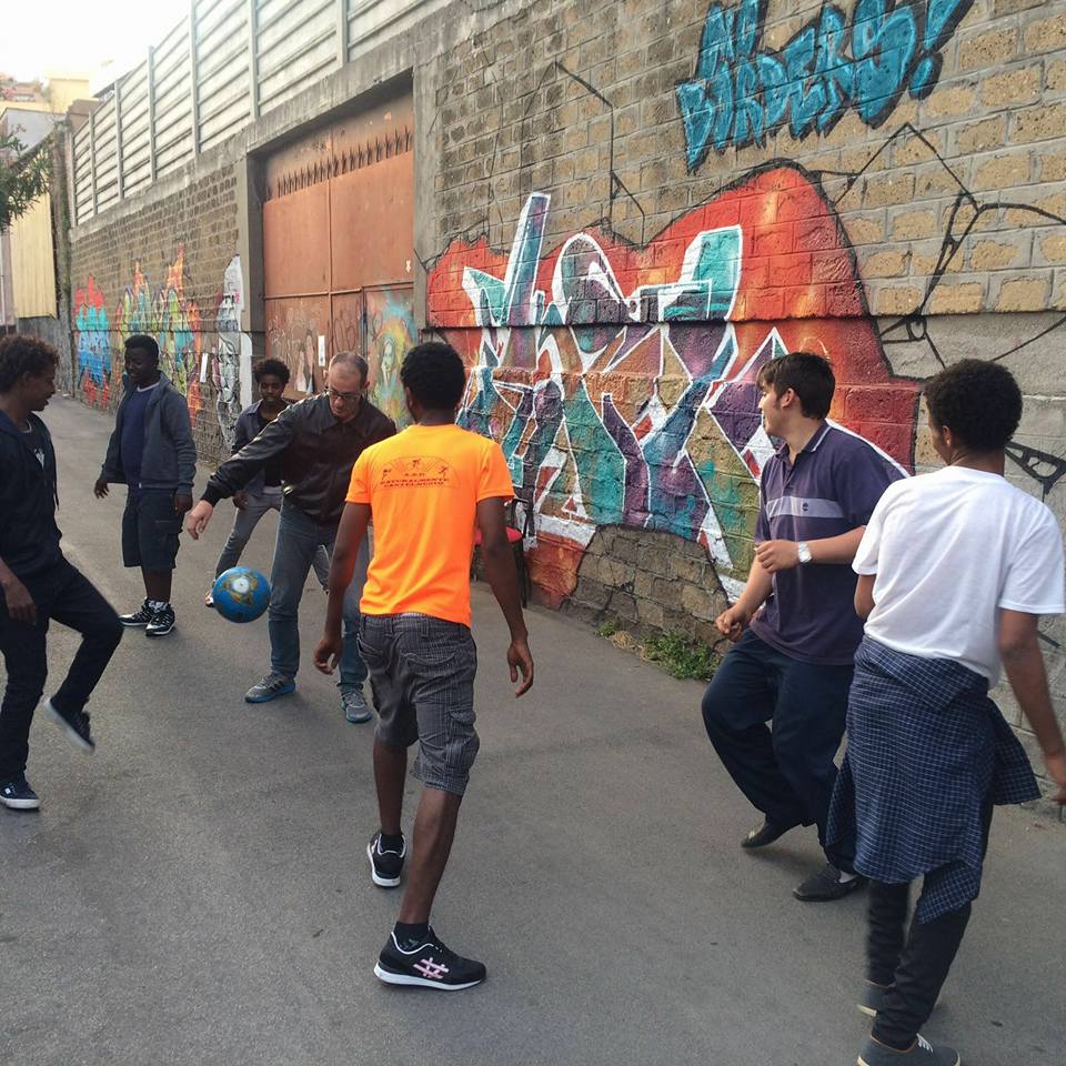 I giovani profughi, per passare il tempo e fare amicizia tra loro, giocano a pallone