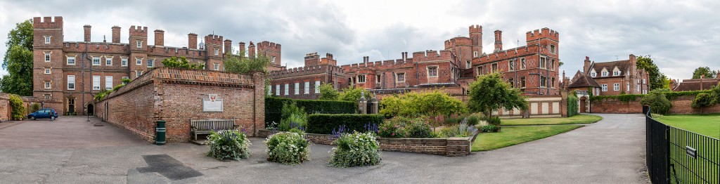 Da Wikipedia : l'Eton College, scuola superiore privata situata ad Eton, nel Berkshire. È considerata la più famosa e prestigiosa scuola del Regno Unito (https://en.wikipedia.org/wiki/Eton_College#/media/File:MK17835-38_Ethon_College.jpg) 