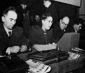 Teresa Noce durante il VI Congresso del PCI del 1947, assieme a (da sinistra) Luigi Longo, Agostino Novella e Giuseppe Di Vittorio (da http://www.sandrazampa.it/wp-content/uploads/2013/05/Teresa_Noce.jpg)