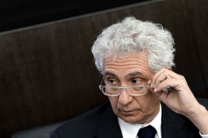 Il senatore Corradino Mineo che, col senatore Mario Mauro, fu estromesso dalla Commissione Affari Costituzionali (da http://www.nextquotidiano.it/wp-content/uploads/2015/11/corradino-mineo-renzi-donna.jpg)