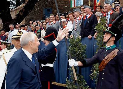 Ciampi saluta i combattenti e i partigiani al suo arrivo a Porta San Paolo, per il 60° (8 settembre 2003) della difesa di Roma