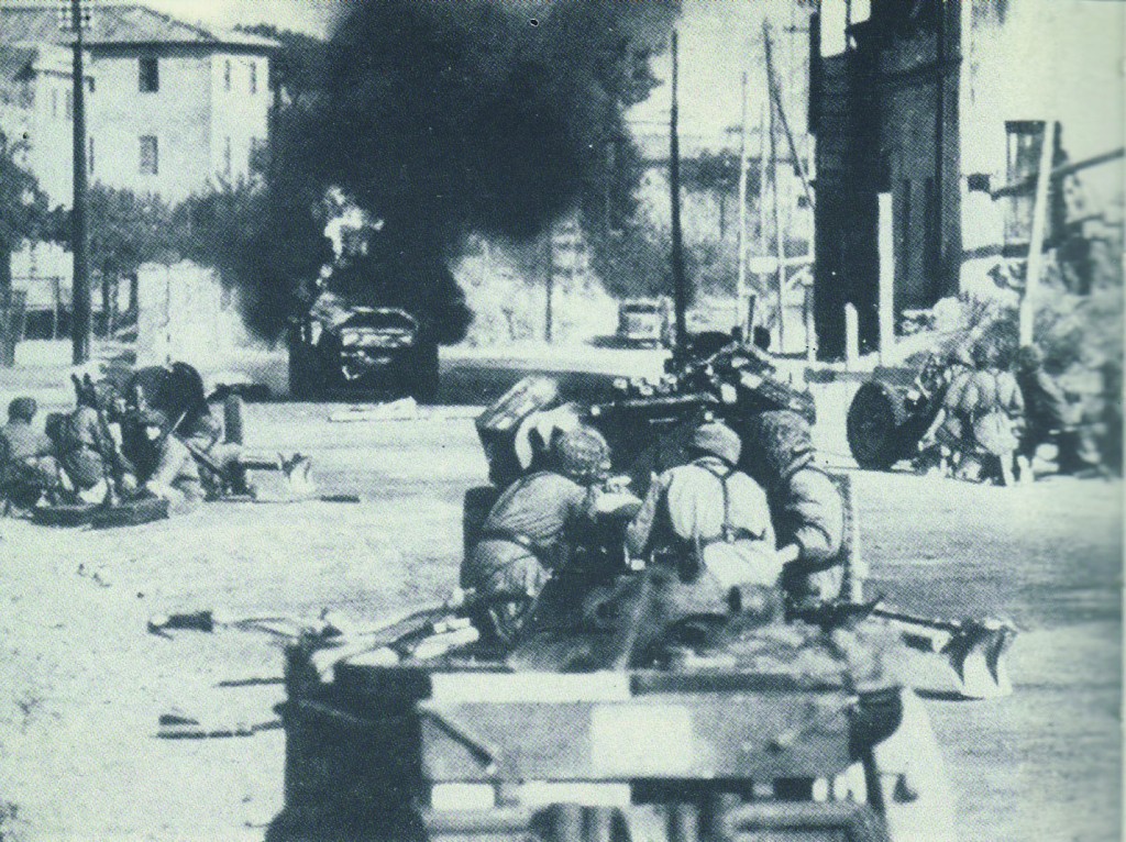 Roma, 8 settembre 1943. Nella zona Eur-Montagnola una autoblindo italiana della "Piave" viene colpita da un anticarro tedesco
